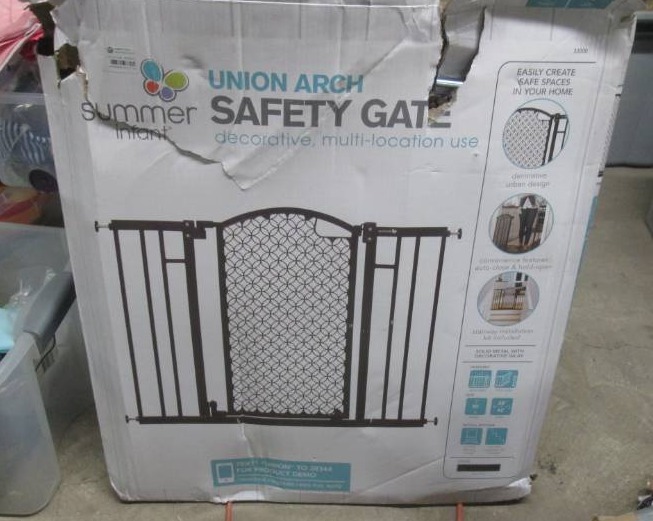 lot 142 image: baby gate...
