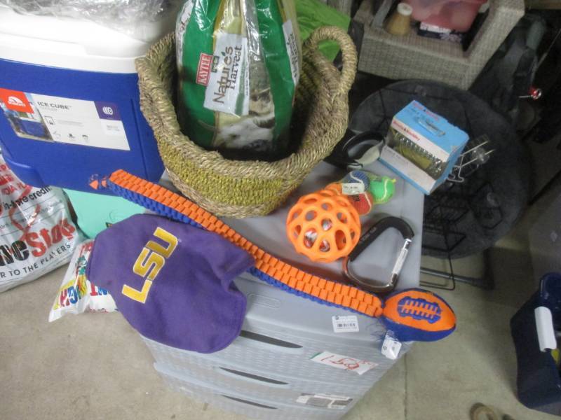 lot 168 image: misc pet items...