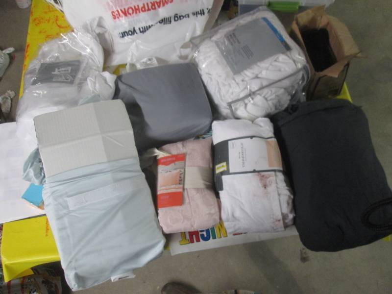 lot 186 image: open package lot of fullqueen shee...
