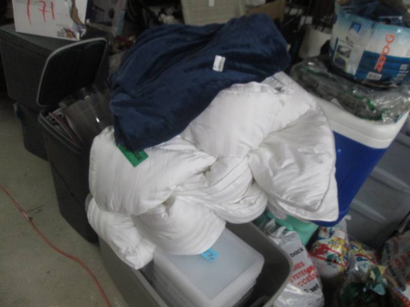 lot 195 image: lot of 1 twin plushblanket and king...