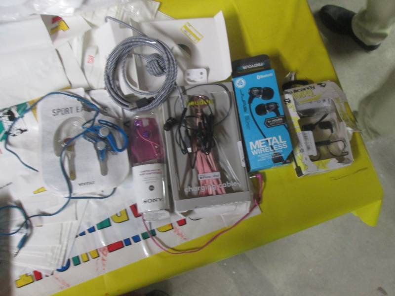 lot 199 image: lot of earbuds and earphones...