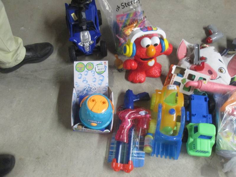lot 207 image: lot of misc toys...