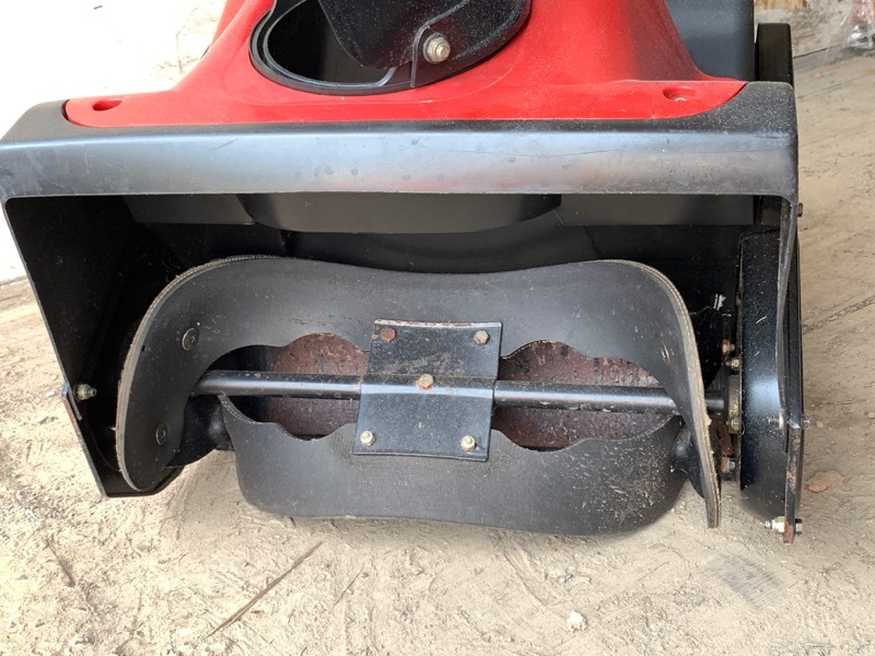 lot 7 image: Toro CCR-3650 Snow Blower