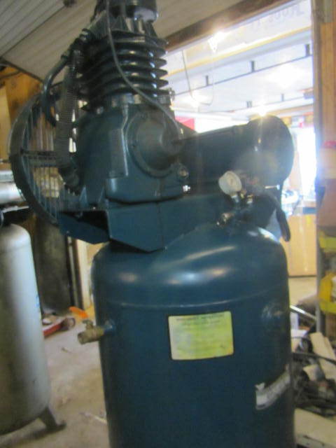 lot 1 image: RolAir Air Compressor