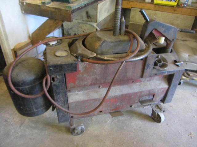 lot 2 image: Coats Tire Changer