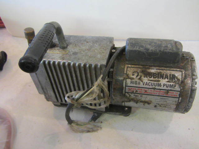lot 16 image: Vacuum Pump