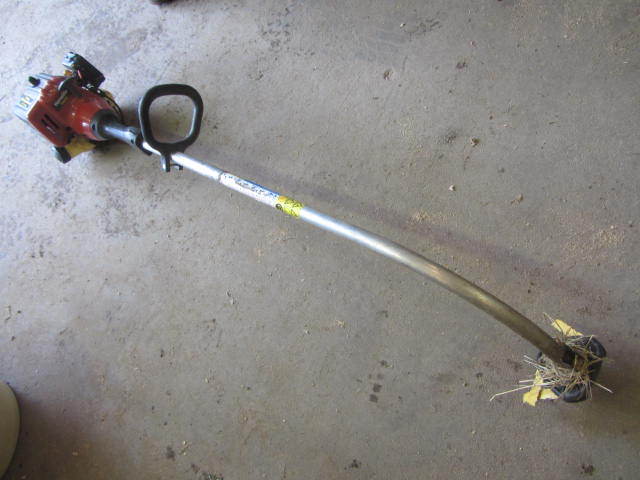 lot 31 image: Homelite Brush Trimmer