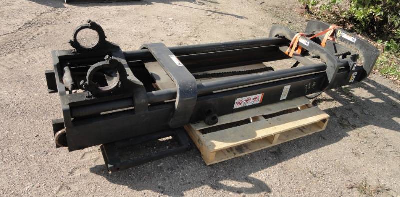 lot 3 image: Forklift Mast