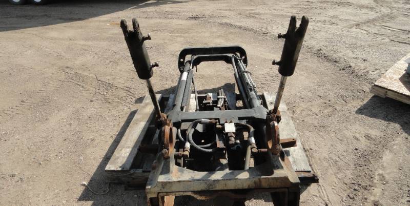 lot 4 image: Forklift Mast