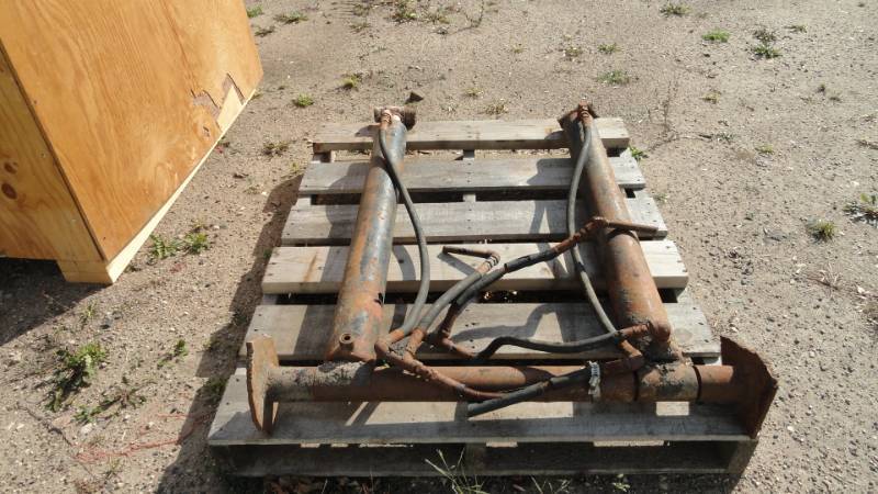 lot 11 image: Hydraulic RamsHoist
