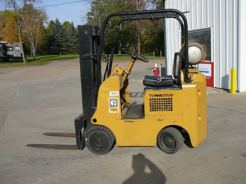lot 2 image: Caterpillar 422S Towmotor Forklift