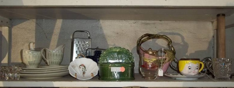 lot 36 image: Assorted Kitchenware Red Wing