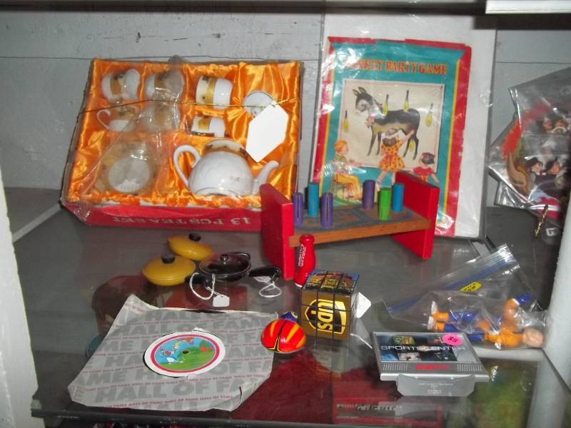 lot 56 image: Vintage Toys