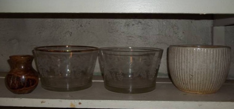 lot 82 image: Glassware and Planter