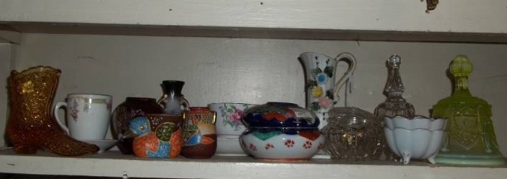 lot 99 image: Knickknacks Satsuma