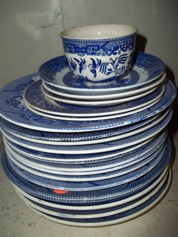 lot 102 image: Blue Willow Plates