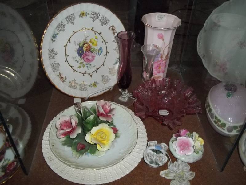lot 124 image: Decorative Glassware