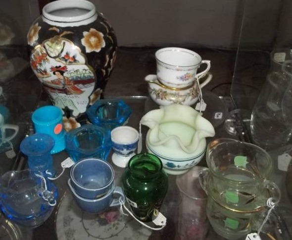 lot 125 image: Decorative Glassware