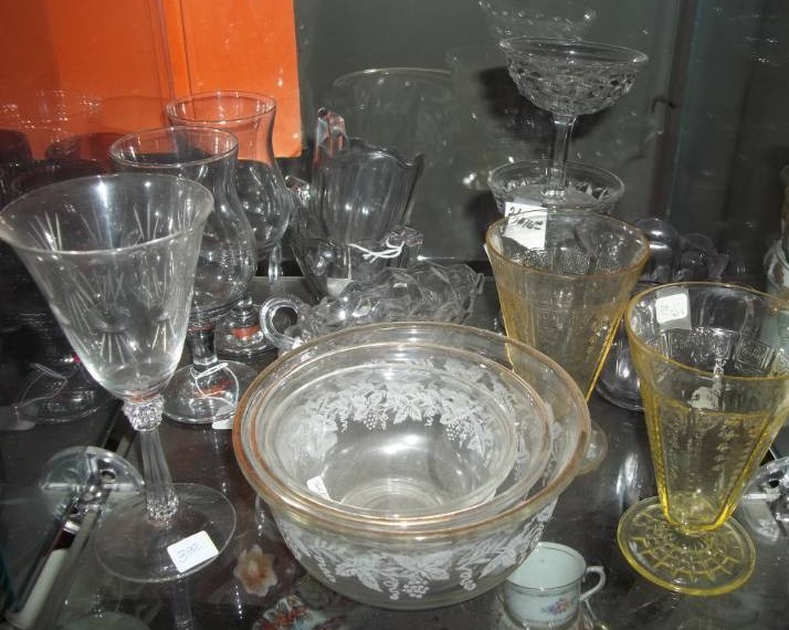 lot 126 image: Assorted Glassware
