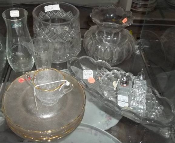 lot 129 image: Assorted Glassware