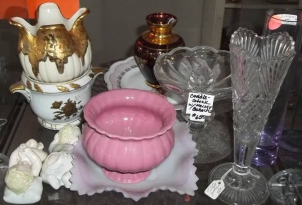 lot 130 image: Decorative Glassware