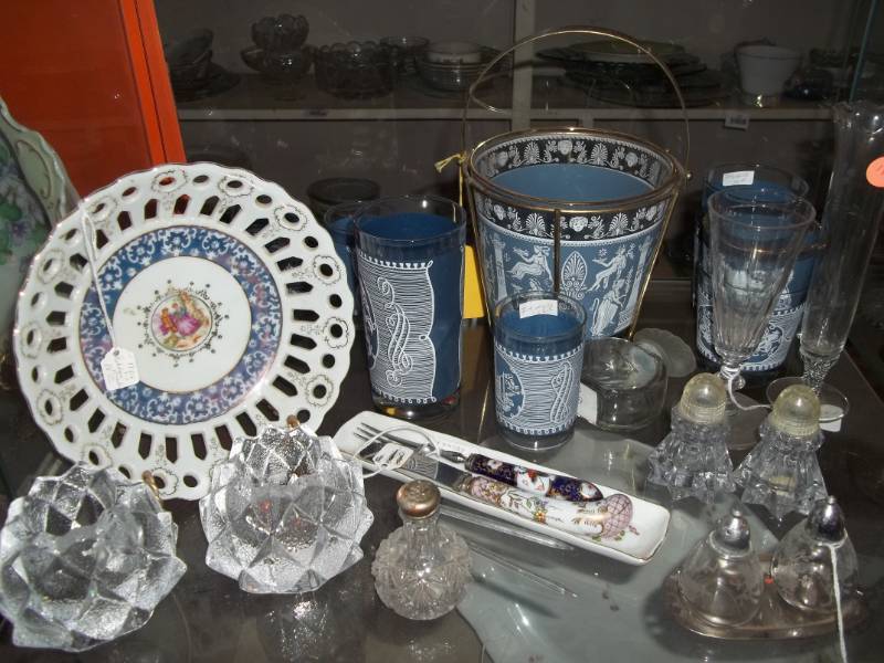 lot 137 image: Assorted Glassware