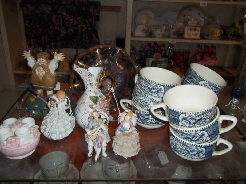 lot 139 image: Assorted Glassware and Knickknacks
