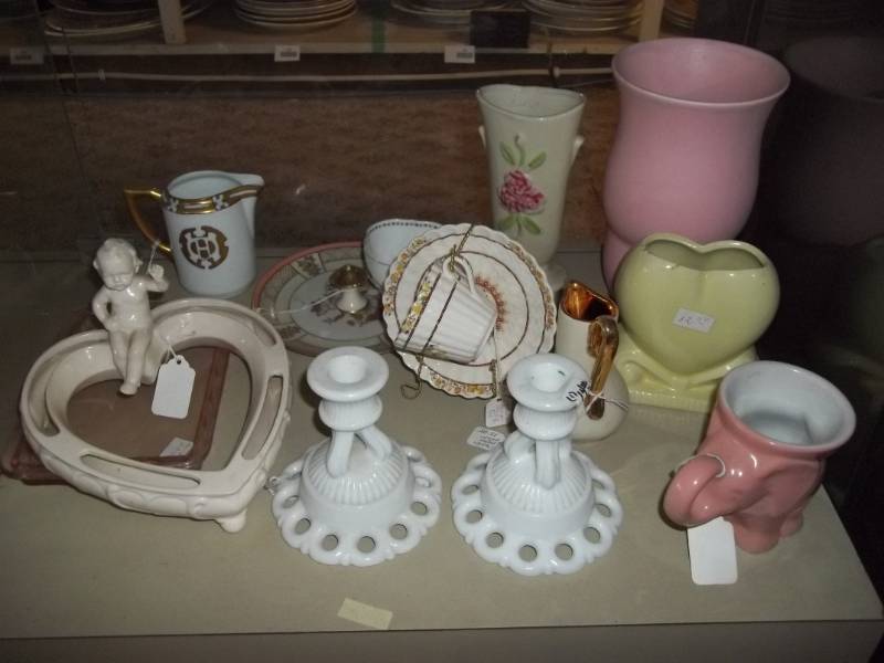 lot 140 image: Decorative Glassware Frankoma, Haeger