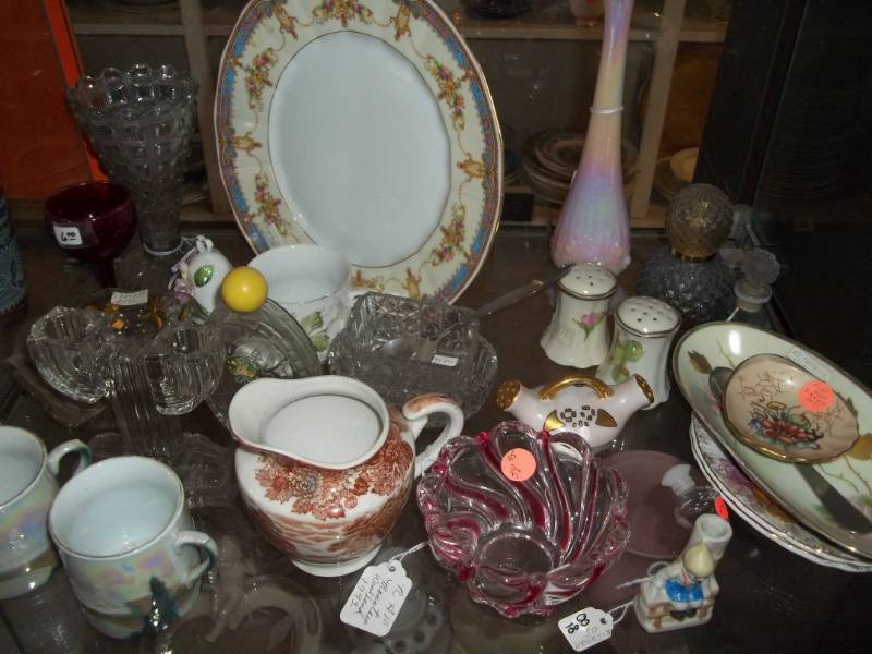 lot 141 image: Assorted Glassware and Knickknacks