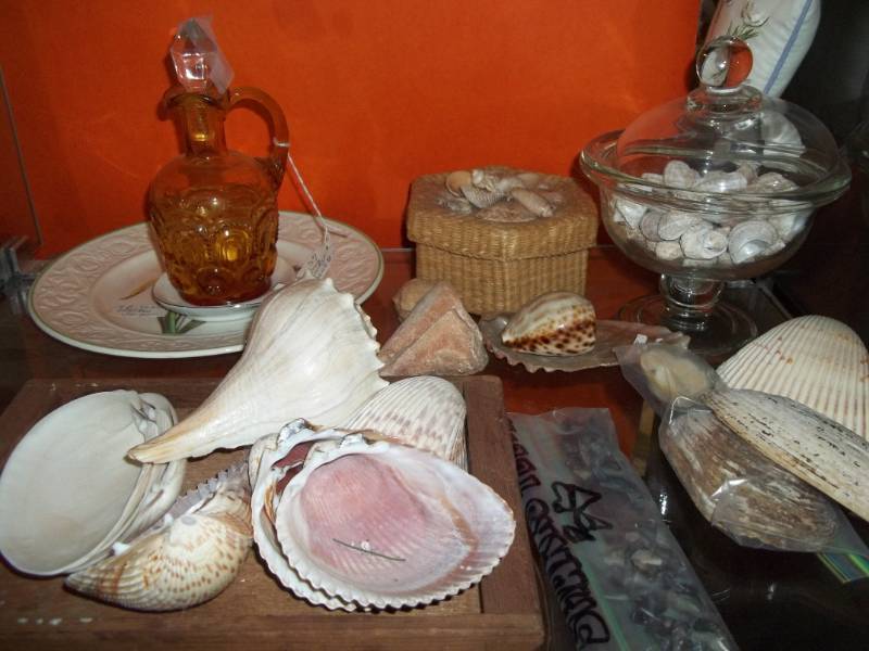 lot 142 image: Home Decor