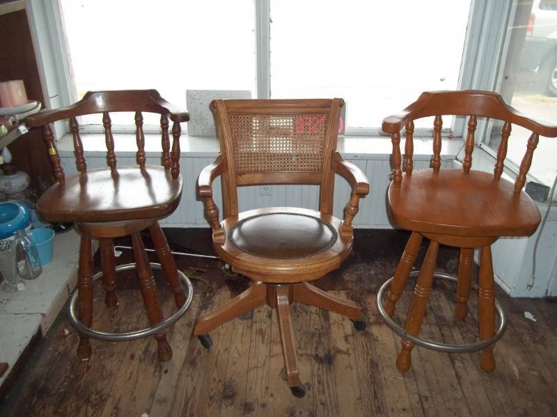 lot 147 image: Bar Stools and Office Chair