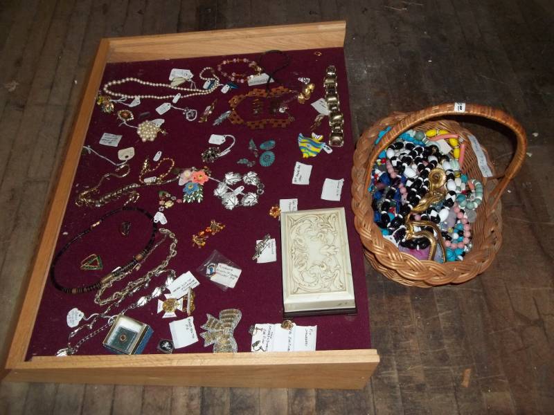 lot 151 image: Assorted Jewelry