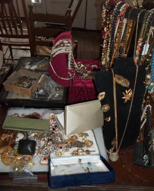 lot 153 image: Assorted Jewelry
