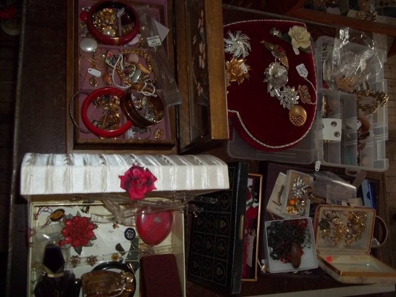lot 154 image: Assorted Jewelry