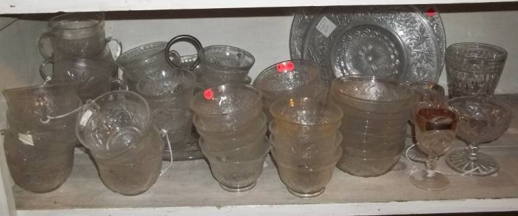 lot 198 image: Assorted Glassware