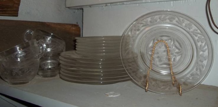 lot 204 image: Glass Dish Set