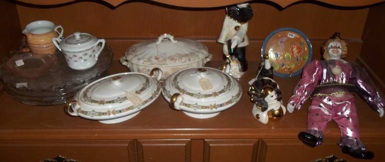 lot 209 image: Assorted Glassware and Clowns