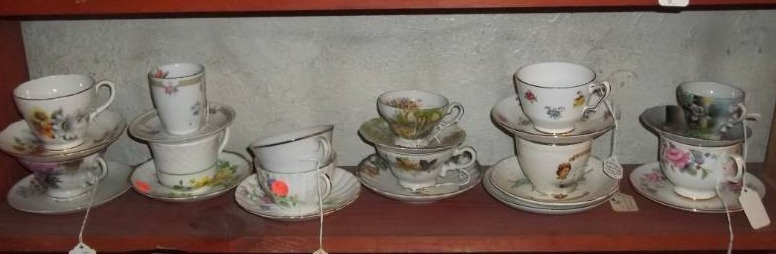 lot 221 image: Teacups and Saucers