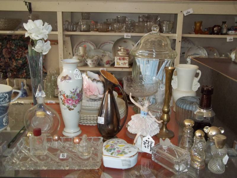 lot 143 image: Assorted Glassware and Home Decor