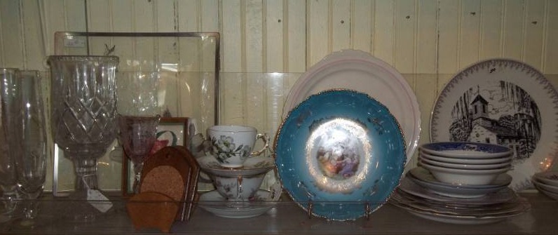 lot 228 image: Assorted Glassware