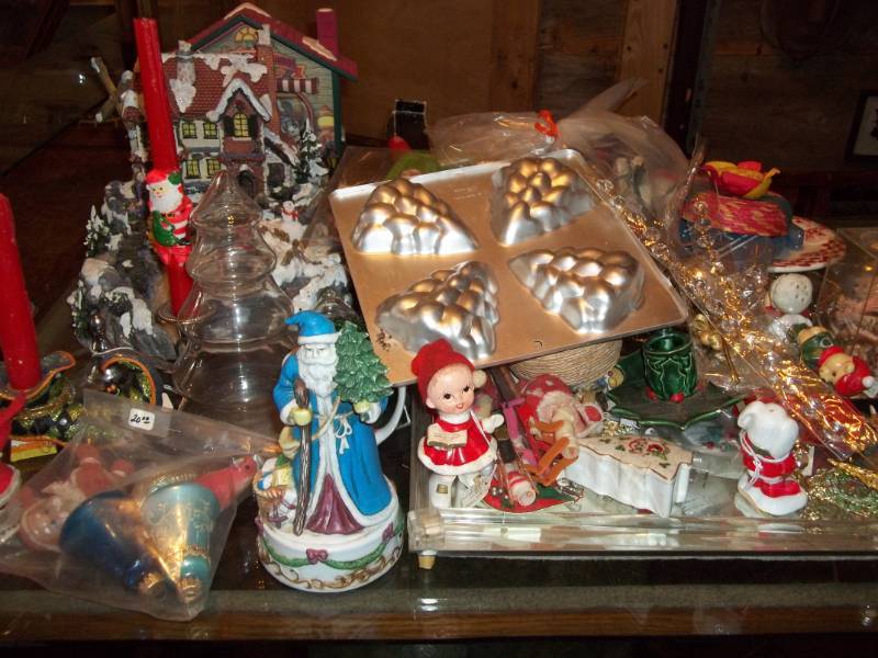lot 251 image: Assorted Christmas Lot