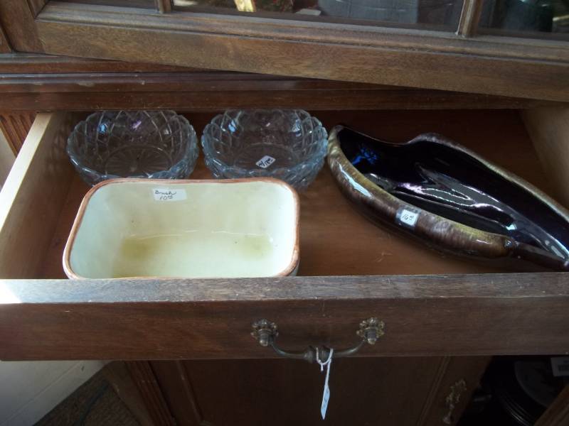 lot 321 image: Planters and Glassware