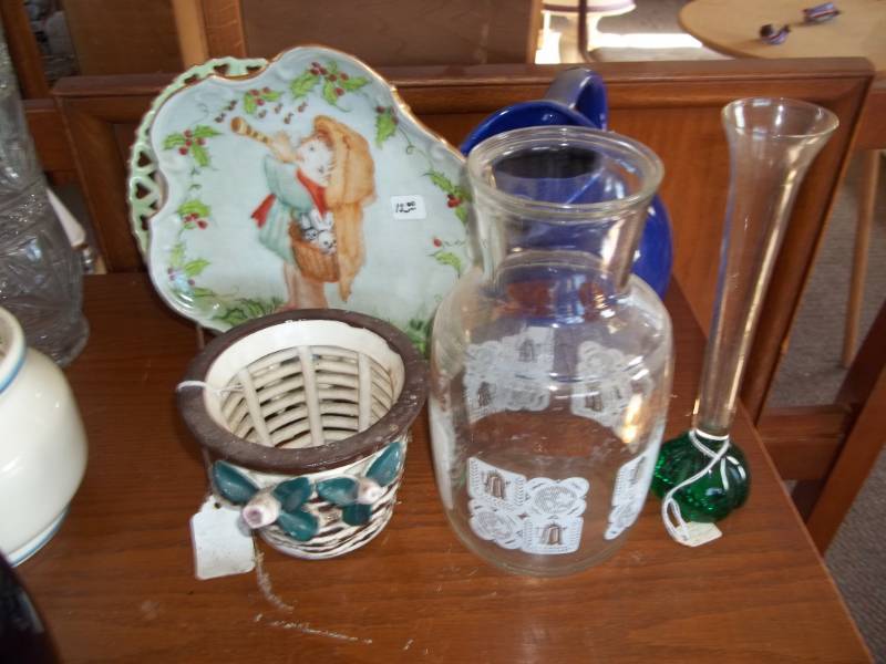 lot 328 image: Assorted Glass Decor