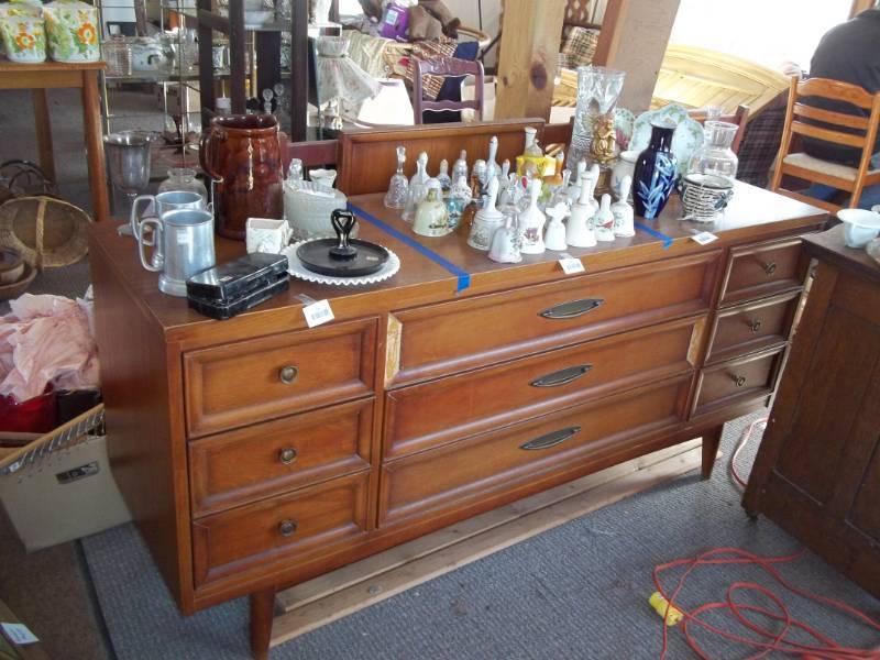 lot 330 image: Dresser and Bed Set