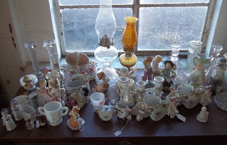 lot 341 image: Lots of Figurines