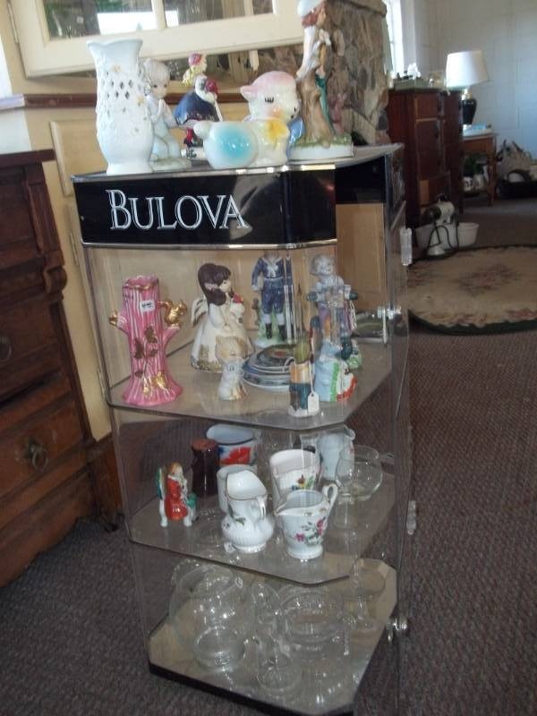 lot 343 image: Knickknacks with Display Case