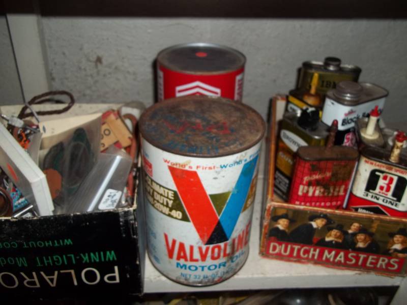lot 276 image: Vintage Knickknacks and Oil Cans