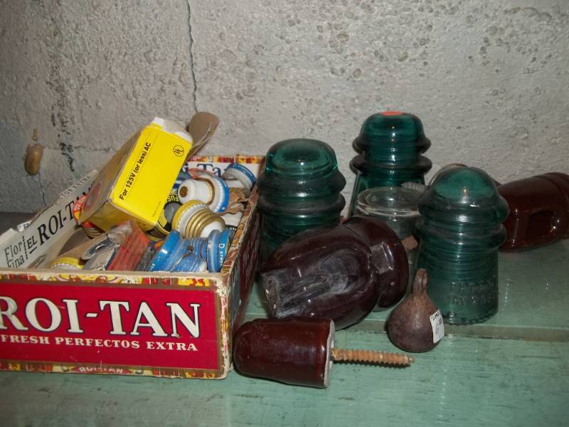 lot 282 image: Insulators and Fuses