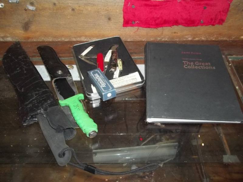 lot 300 image: Assorted Knives