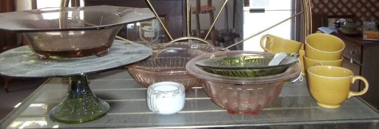 lot 361 image: Green and Pink Glassware